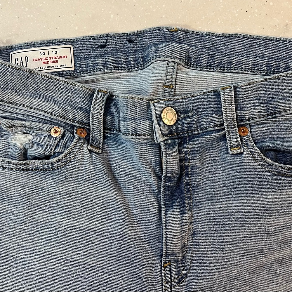 GAP Classic Straight Mid Rise Light Wash Distressed Jeans Size 30/10 Tall - Picture 5 of 5